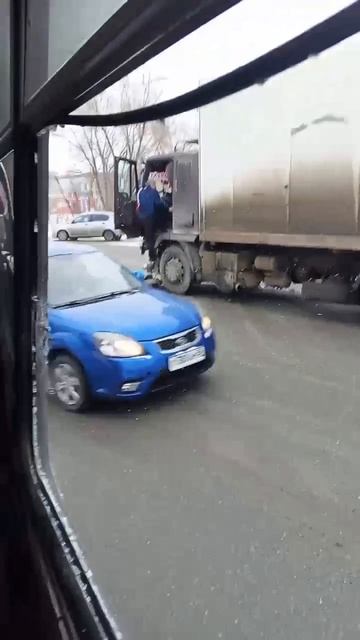 На углу ул. Центральной и Беляевской улицы 
83н выезжал с центральной , а КамАЗ на красный ехал и не