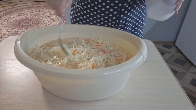 Три раза за зиму квасила так капусту.Простой и вкусный рецепт.