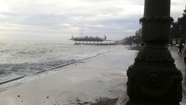 Черное море на набережной Ялты в Крыму. (серия большая страна).