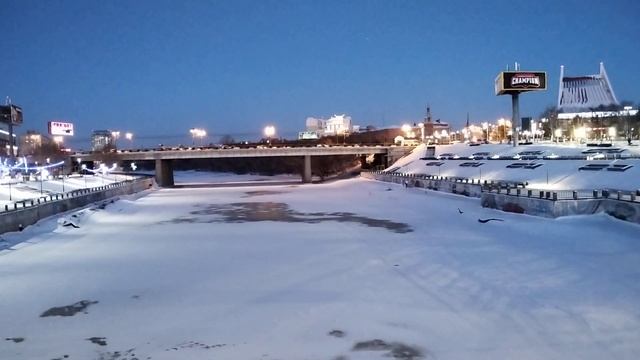 течёт речка
