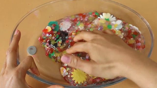 Смешиваем прозрачный слайм с мини-игрушками и шариками! Мульт для детей! Самое увлекательное видео с
