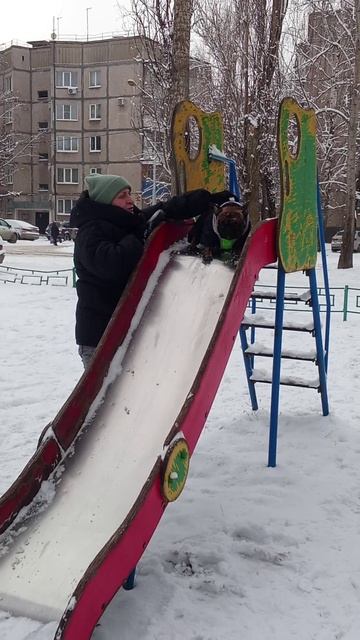 Якурка катается на горке