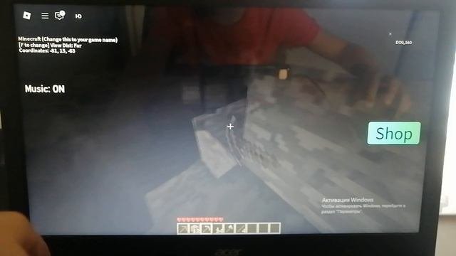 Я выживаю в Майнкрафте в Roblox.
