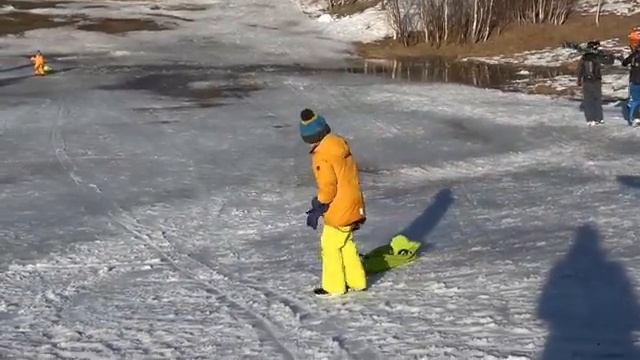 Катя на санках и в ЛУЖЕ