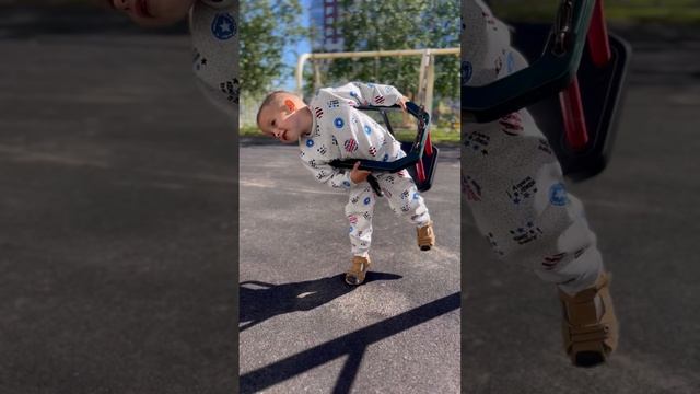 Володя на качеле во дворе. 11.09.2024