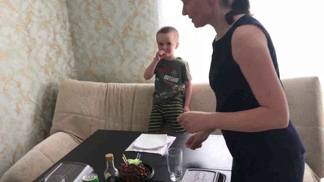 на дне рожденья только русская еда - пицца, роллы, кола...