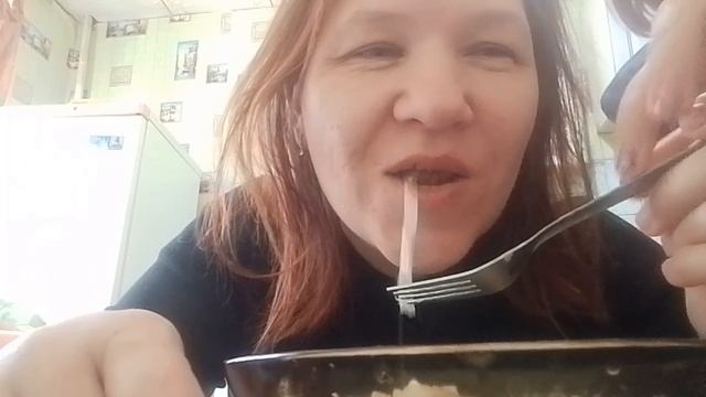 Мугбанк пробую рисовую лапшу быстрого приготовления Big Bon