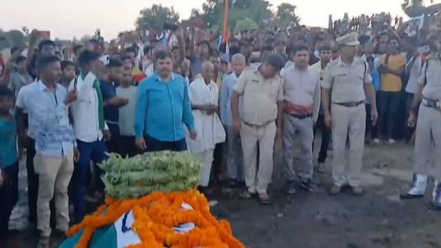 शहीद कविता कुमारी का अंतिम विदाई देते समय बूढ़ा पिता को CRPF का अधिकारी ने तिरंगा झंडा दिया।।