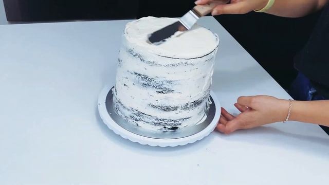 🚨👇RECIPE👇🚨Halloween chocolate cake with swiss meringue buttercream and white chocolate skulls