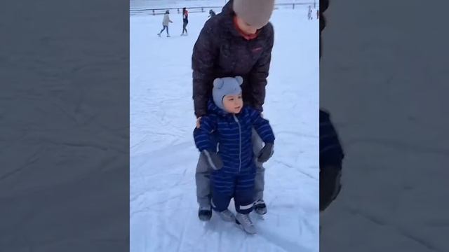 Лёд. Мой юный фигурист. Первый раз на коньках.