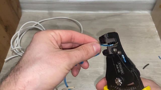 Зачистка многожильного медного провода с момощью Стриппера Stayer 22631_z02