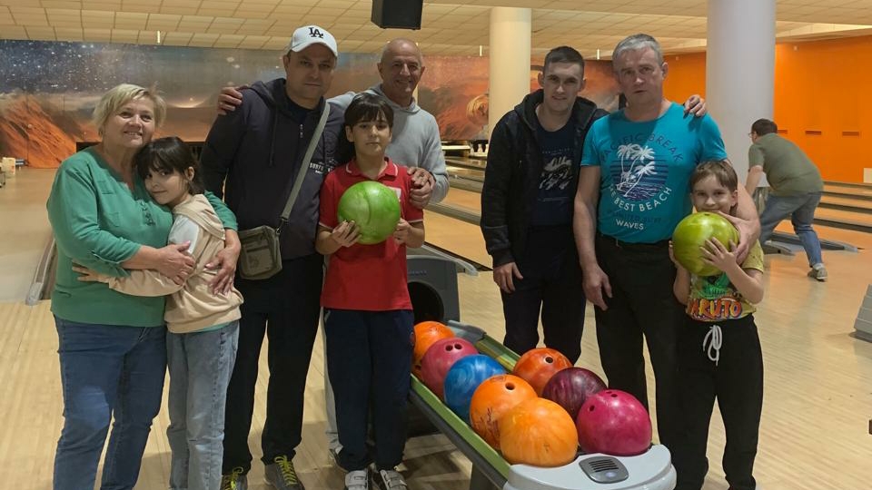 ВОТ  ТАКАЯ У НАС ПОЛУЧИЛАСЬ ПОЕЗДКА В БОУЛИНГ...🎳