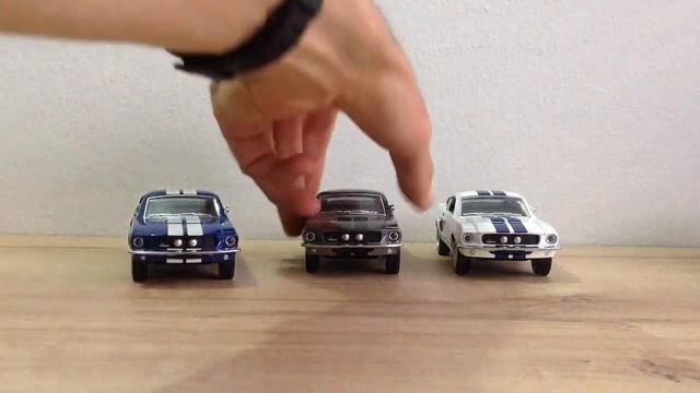 Kinsmart - Shelby GT500 de 1967 escala 1/38
