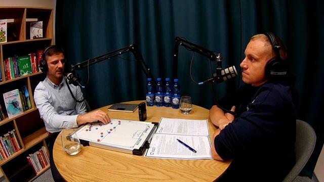 PIŁKARSKIE SZACHY: BUDOWANIE GRY 1-3-4-3 PRZECIWKO 1-4-3-3 | Marcin Salamon
