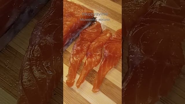 Чтобы вкусно посолить форель, заверните ее в марлю