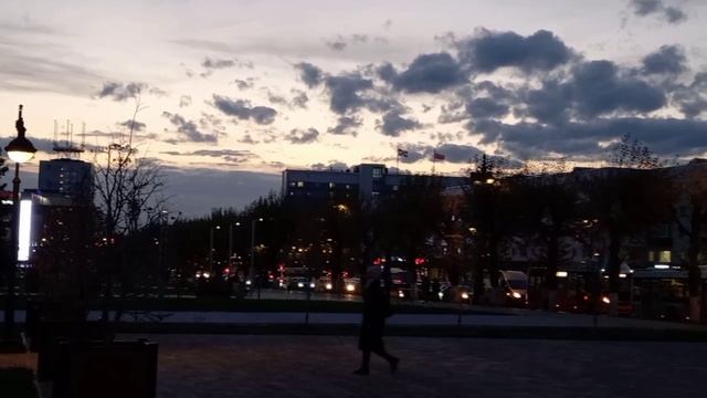 Сумерки на остановке «ЦУМ»