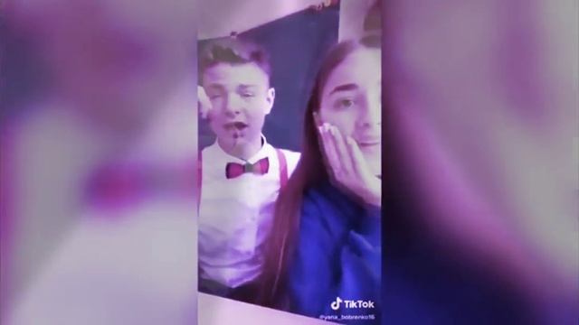 Яна и смаел в месте тик ток