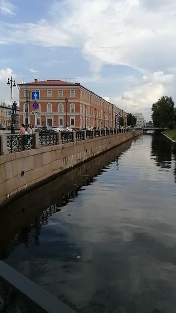 Ты на острове. Вид на Новую Голландию с площади труда и Адмиралтейского канала.