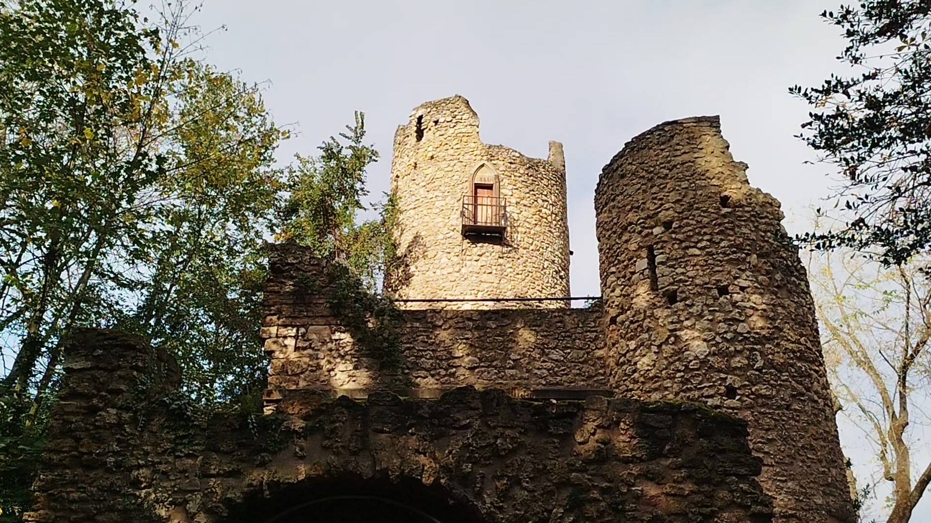 ГЕРМАНИЯ. СТАРИННЫЕ ПОСТРОЙКИ В ПАРКЕ, Г. РЮССЕЛЬСХАЙМ (НЕДАЛЕКО ОТ ФРАНКФУРТА НА МАЙНЕ) ОКТЯБРЬ 24