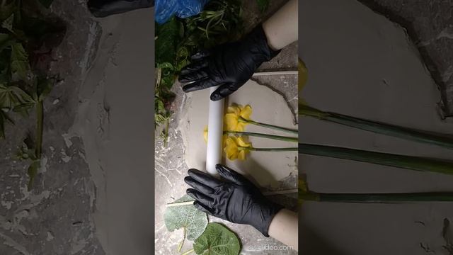 Гипсовое панно с отпечатками нарциссов