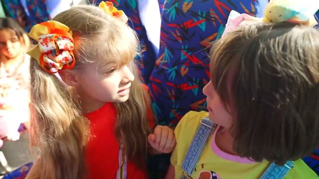 Диана и Рома узнают правила поведения и безопасности в школьном автобусе
