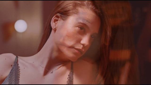 Serenay Sarıkaya bailó las caderas con su súper minifalda