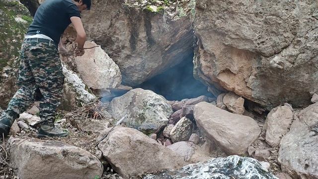 Кемпинг в горах укрытие под скалами сильный дождь