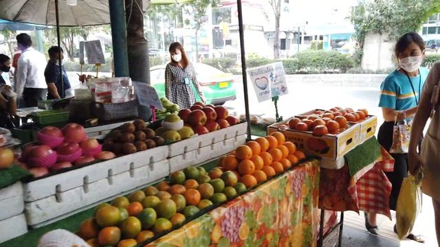[4K] Thai street food on lunchtime around "Sukhumvit Soi 1" in Bangkok