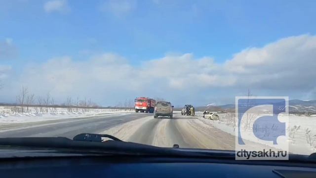 В районе Новотроицкого две машины вылетели с дороги
