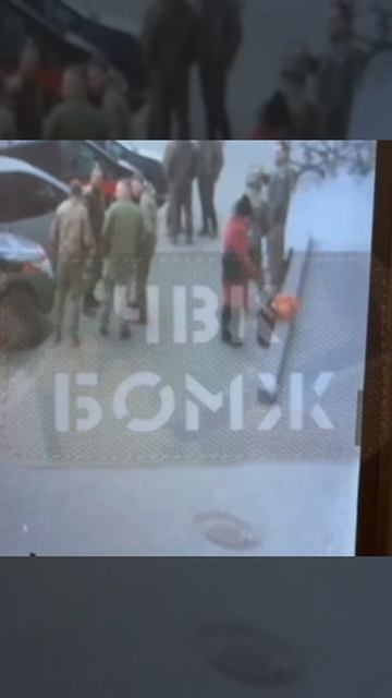 🪖В Николаеве женщина подорвала себя рядом с военнослужащими Женщина спрятала взрывное устройств...