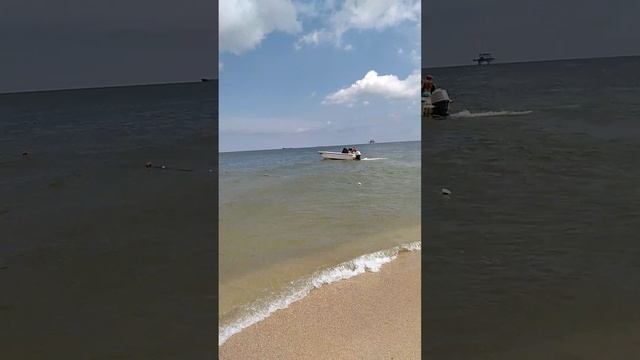 Собрались покататься на банане по Азовскому морю в станице Голубицкая