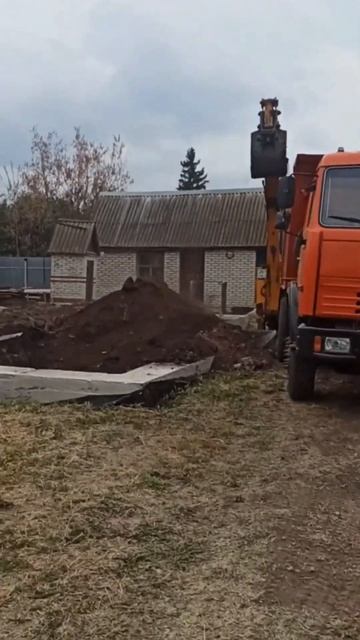 Подготовка под заливку пола в подвале #стройка #1days #jcb #камаз #фундамент #подвал #своимируками