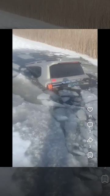 Любители езды по льду загадили все водоёмы