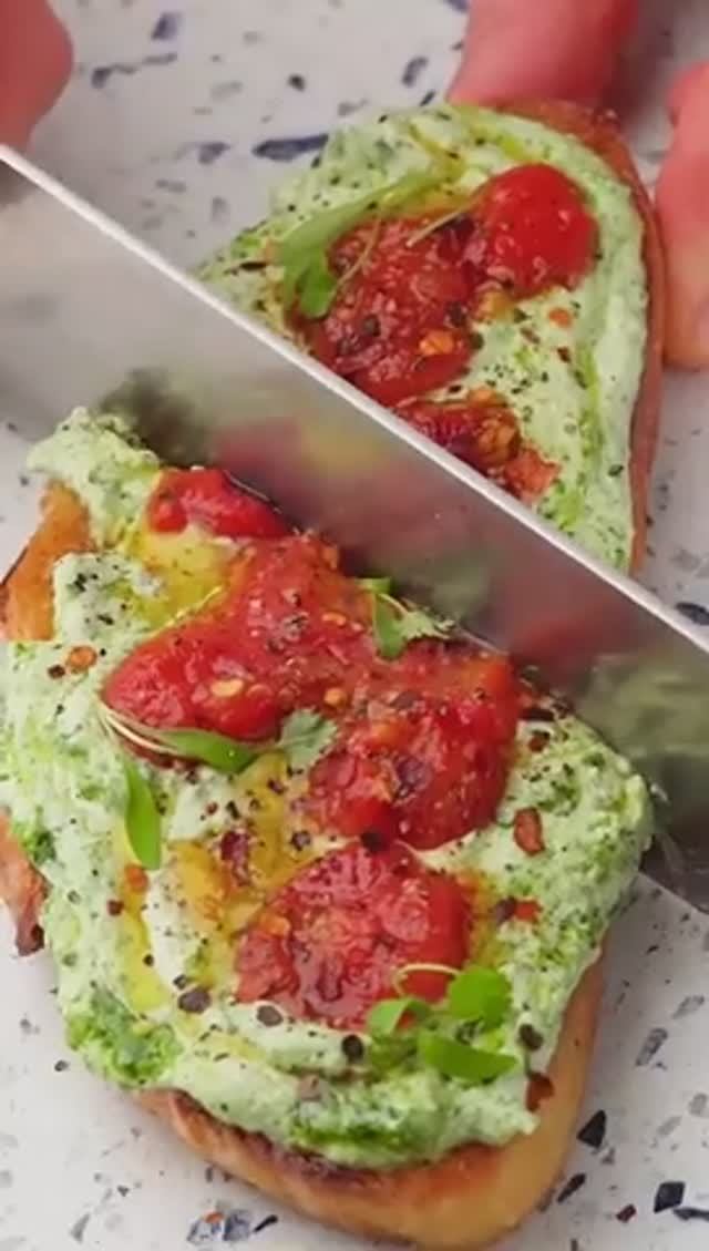 🥑 ТОСТ С АВОКАДО, ЯЙЦОМ ПАШОТ И ПАРМЕЗАНОМ
