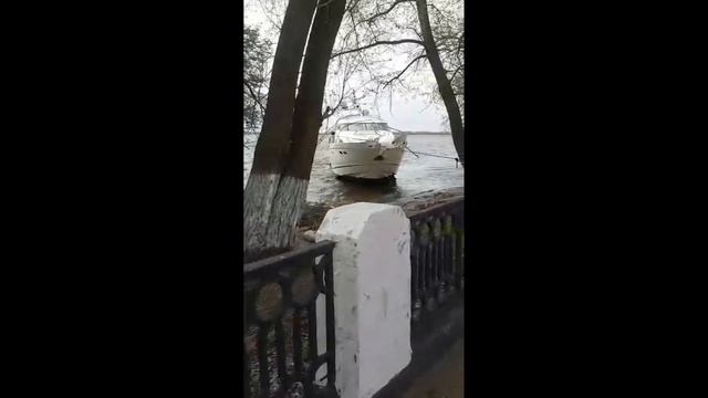 В Вольске яхта столкнулась с баржей