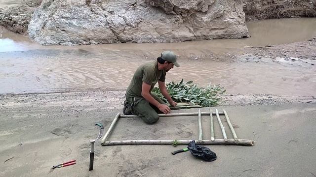 Построить деревянное укрытие для ночного выживания в диком лесу с огнем и ножом asmr