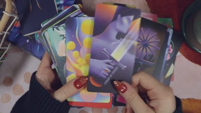 Autumnal tarot 🍂 a colourful basket of decks!