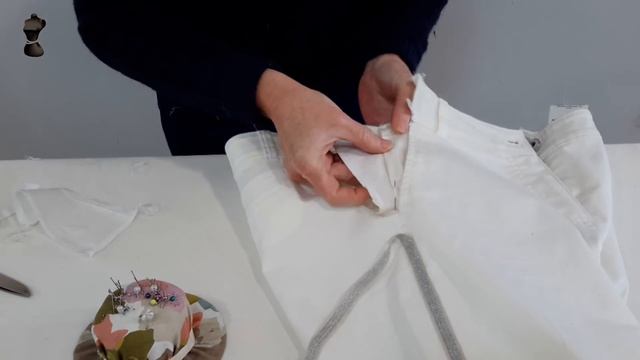 Agrandar con cuñas la cintura y caderas de un pantalón