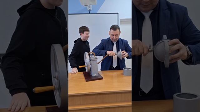 Опыт с магдебургскими полушариями (опыт по физике)