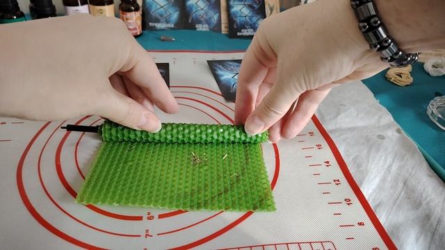 Свеча из вощины на открытие роста, изобилия.