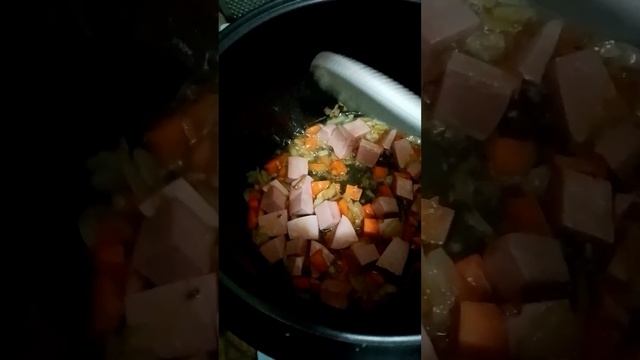 вкусный ужин 👌рис с колбасой в мультиварке 🍝