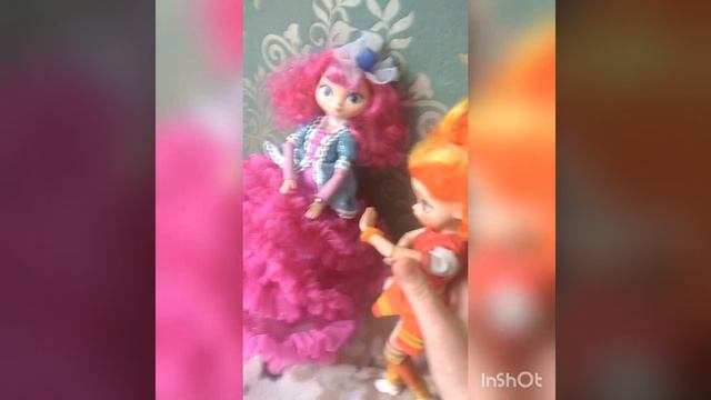 Алёнка разговаривает со статуей - принцессой по имени Алиса ,Варя и Маша в шоке