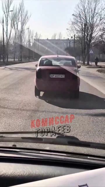 Людолов из ТЦК не сдается и катается на капоте авто «уклониста» 🚓