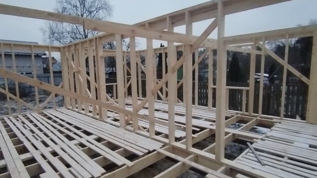 Дом своими руками. Часть 11. Обзор после поднятия центральной стены. Каркасный дом 8*14