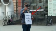 PRANKER LES PASSANTS EN RÉALITÉ VIRTUELLE !!! (LES LAISSÉ SE TAPER L'AFFICHE EN PUBLIC)