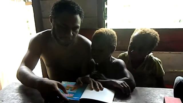 Korowai PAPUA KOPKEDAT,Saat mengajar Kedua Adik,Paulus dan Kalepin