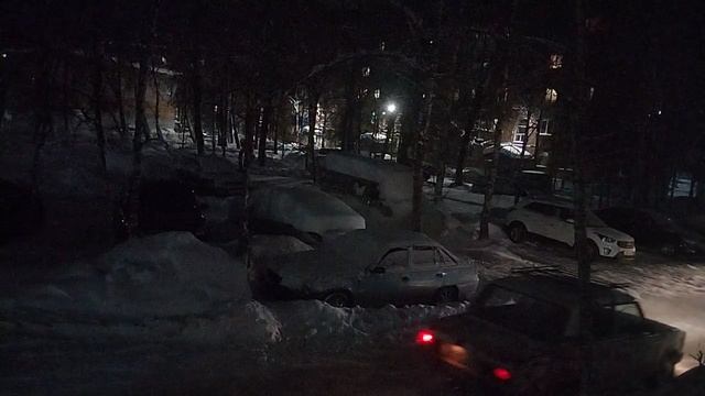 Машины едут мимо окна My favorite yard