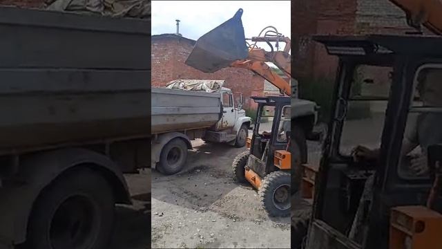 Минипогрузчик МКСМ 800 с челюстным ковшом .