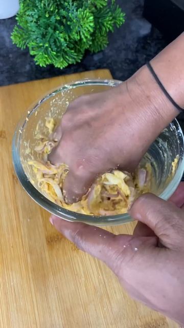 Onion ring pakora #shorts #pakodarecipe #onionpakoda #happyspoons