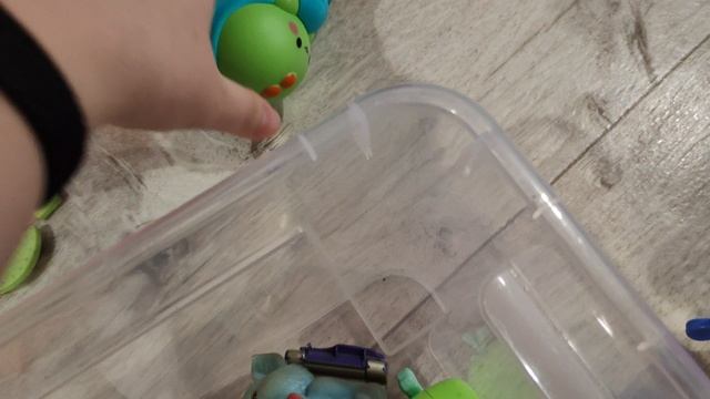 уборка игрушек, складываем детские игрушки в контейнер, вечер воскресенья в деревне